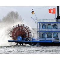3694_0540 Ausflugsdampfer mit Schaufelrad und Hamburger Fahne auf der Elbe. | Flaggen und Wappen in der Hansestadt Hamburg